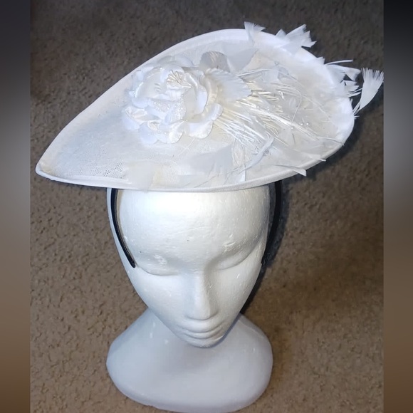 Cute and elegant women’s fascinator - Picture 3 of 3